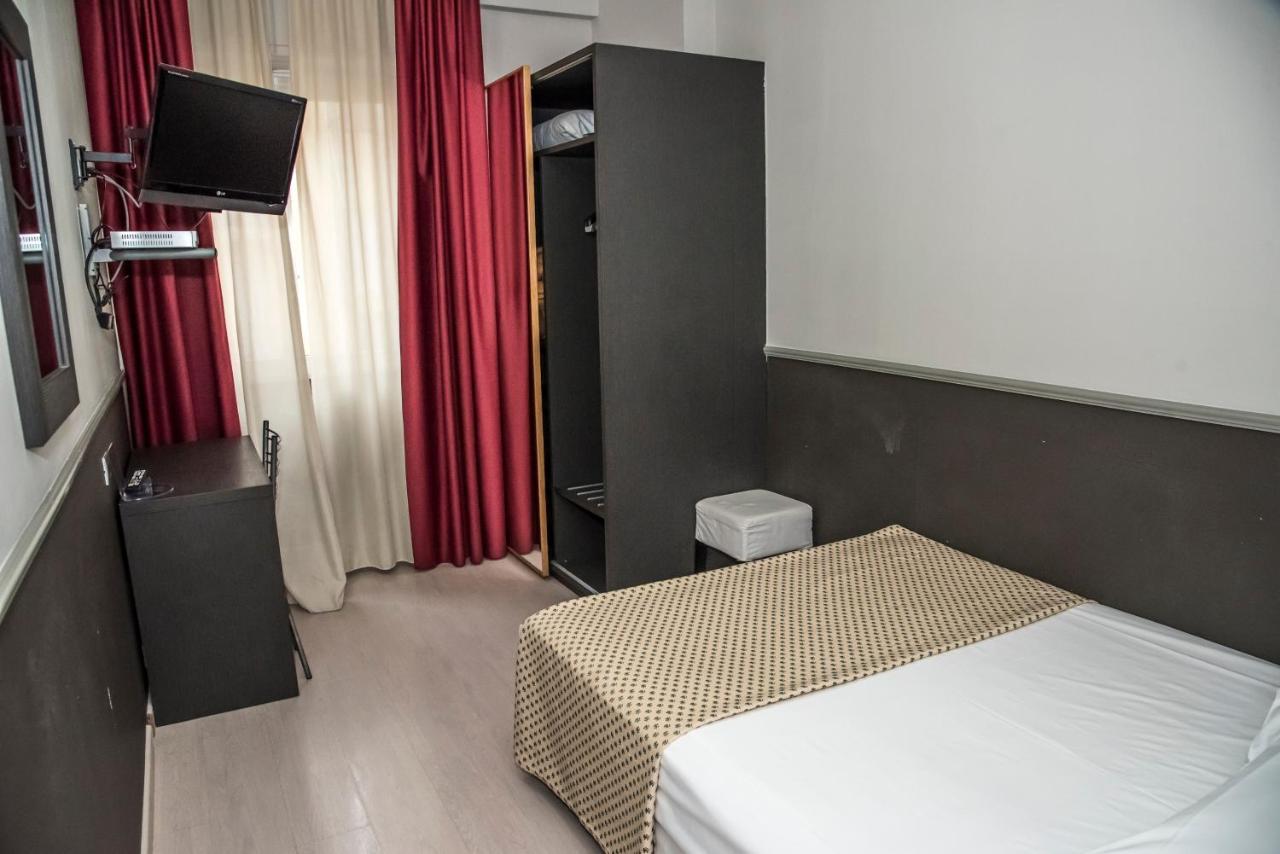 Small Double Room,761686702:JPEG